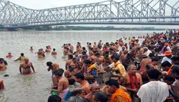 Taking holy dips, people perform 'Pind Daan' on the final day of 'Pitru Paksha'