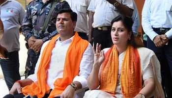 Hanuman Chalisa row: Court seeks Mumbai Police's reply to bail pleas of Rana couple