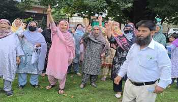 Mid-Day Meal and Agricultural Workers Stage Peaceful Protest in Kulgam, Demand Minimum Wages and Pending Salaries