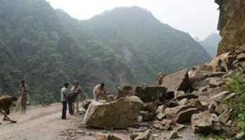 Due to severe rains at Munkatiya in Sonprayag, granite boulders and other debris fell on their vehicle, killing one woman and injuring ten others