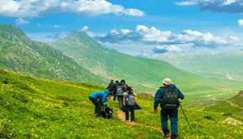 Srinagar Swelters at 33.6°C: Unseasonal Heat Grips J&K
