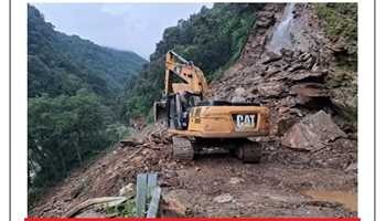 LANDSLIDE DEBRIS CRUSHES CAR IN UTTARAKHAND'S RUDRAPRAYAG, 5 DEAD