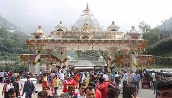 Huge number of devotees reach to Vaishno Devi Temple, Katra to pray on the first day of Navratri