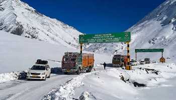 AFTER FRESH SNOWFALL, SGR-LEH HIGHWAY CLOSED FOR VEHICULAR MOVEMENT