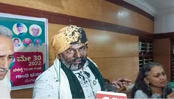 Amid all-out brawl in Bengaluru, black ink thrown at Kisan leader Rakesh Tikait