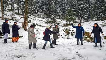 FIRST SNOW OF THE SEASON, GULMARG AND SONMARG BECOME DELIGHT FOR TOURISTS