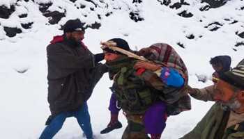 INDIAN ARMY EVACUATES 80 YEAR OLD LADY, WITH SEVERE FEVER & ARTHRITIS AMID HEAVY SNOWFALL