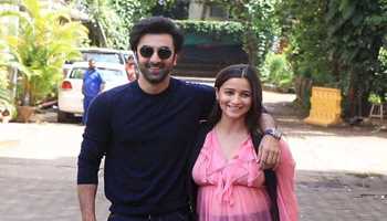 BOLLYWOOD STARS RANBIR KAPOOR AND ALIA BHATT WELCOME BABY GIRL 