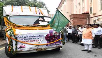  Food and Consumer Affairs Minister Shri Pralhad Joshi flags off mobile vans selling onion at Rs 35 per kg