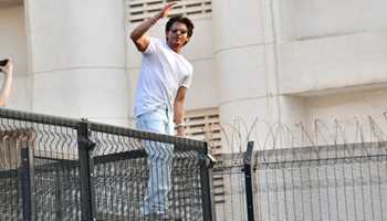 BOLLYWOOD SHOWERS LOVE AND WISHES TO KING KHAN ON HIS 57TH BIRTHDAY