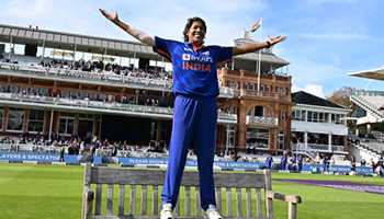 Indian Cricket Fraternity bids adieu to Women's pace legend Jhulan Goswami