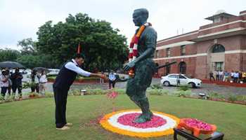 Dr. Mansukh Mandaviya Pays Floral Tribute to Hockey Wizard Major Dhyan Chand
